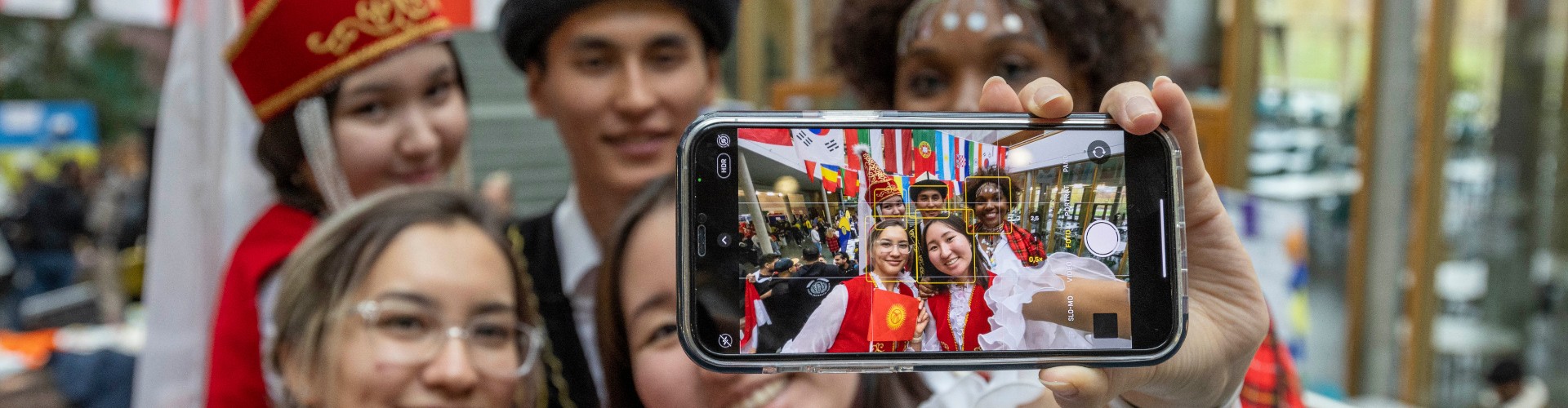 Internationale Studierende machen ein Selfie beim International Day der Viadrina