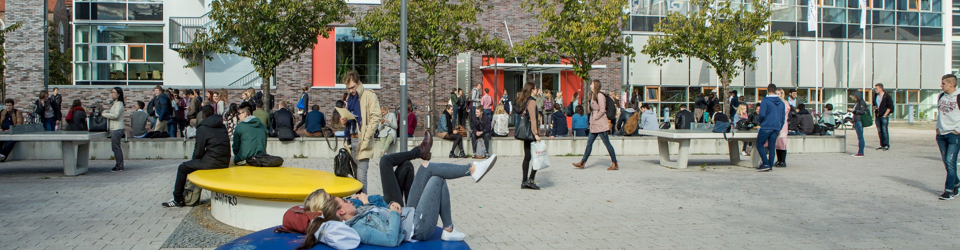 Zahlreiche Studierende treffen sich auf dem Campusplatz der Viadrina