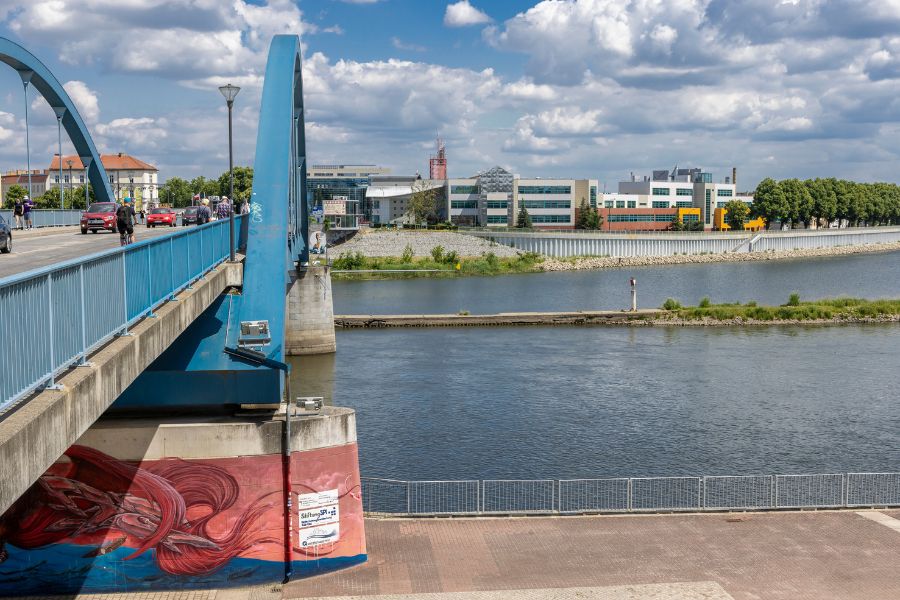 Blick über die Stadtbrücke auf das Collegium Polonicum