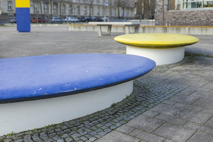 campus-kissen-blau-gelb-vor dem auditorium maximum