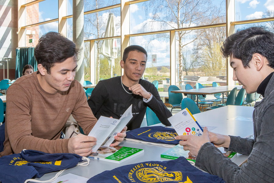 Internationale Studierende unterhalten sich in der Viadrina Mensa